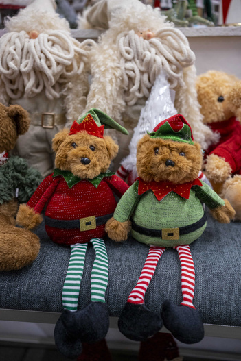 Miś pluszowy zwisające nogi, czapka elfa czerwony/ zielony 18cm