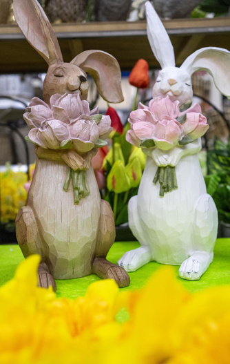 Królik imitacja drewna brąz z bukietem różowych tulipanów 45cm