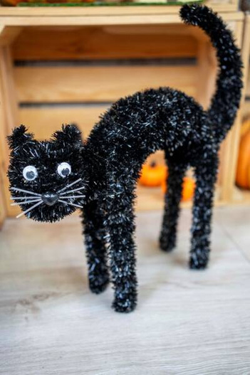 Czarny włochaty kot Halloween 42x42x13cm