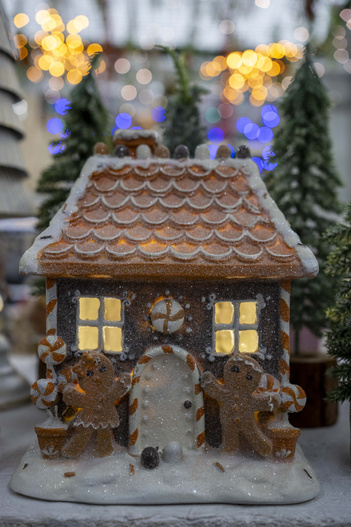 Domek LED z piernika szary z brązowym dachem i dwoma ciastkami 22 cm