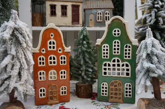 Domek Holenderski T-light kamienica zielony, szary dach, brązowe drzwi 2 piętra