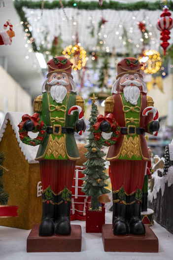 Figurka Dziadek do orzechów z wieńcem zielony 47cm