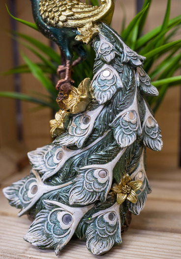 Figurka Paw zielony złote skrzydła brokat na brązowym konarze 28,5x15,5x10cm