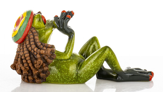 Figurka Żaba leżąca, paląca fajkę 7x13cm