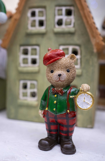 Figurka Miś w czerwono-zielonym garniturze złoty zegar w ręku 12,5cm