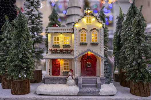 Domek scenka LED kremowy, szary dach podwójny bordo drzwi 26,5x23 grający