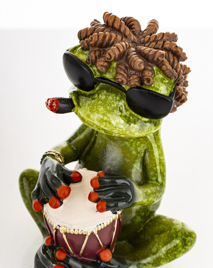 Figurka Żaba siedząca, grająca na bębenku w okularach 9cm