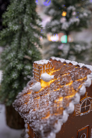 Domek z piernika LED brązowy białe ptaszki 11,5cm