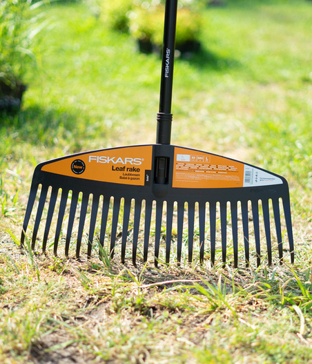 Grabie do liści Fiskars Solid (L)