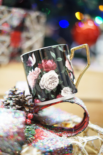 Kubek porcelanowy w kwiaty ze złotym uchem 360ml