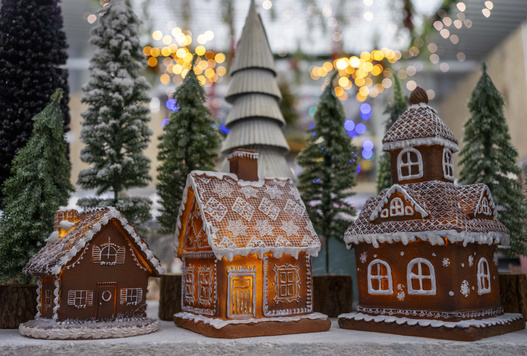 Domek ceramiczny z piernika LED brązowy 17cm dach firanka