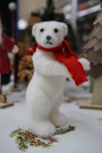 Niedźwiedź aksamitny biały stojący w czerwonym szaliku 19 cm