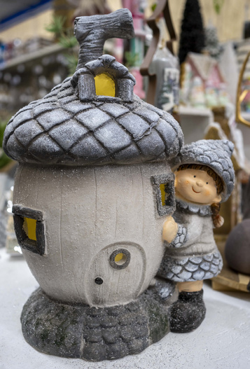 Domek LED Żołądź z dziewczynką szary 41x29cm