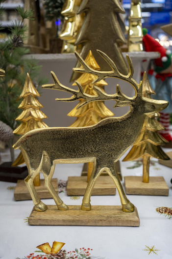 Renifer metalowy złoty, płaski, na drewnianej podstawce 31×25 cm