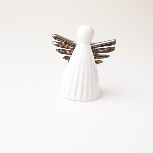 Figurka ceramiczna aniołek ze srebrnymi skrzydłami