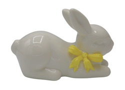 Figurka Króliczek ceramiczny leżący biały z żółtą kokardą 11x5x7,5 cm