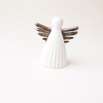 Figurka ceramiczna aniołek ze srebrnymi skrzydłami