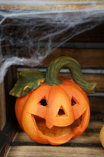 Dynia pomarańczowa z dużym liściem 27 cm Halloween