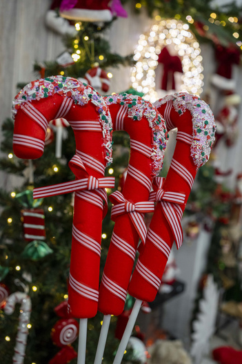 Laska dekoracyjna czerwona ze wstążką na patyku 55 cm