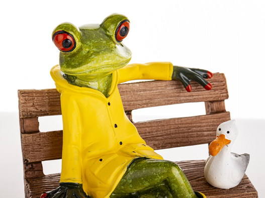Figurka Żaba na ławce w żółtym płaszczu i kaloszach z kaczką 13cm