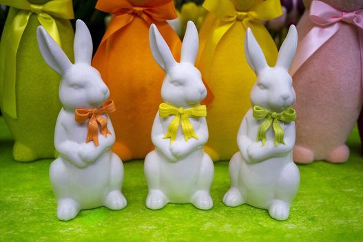 Króliczek ceramiczny biały z żółtą kokardą 20,5 cm