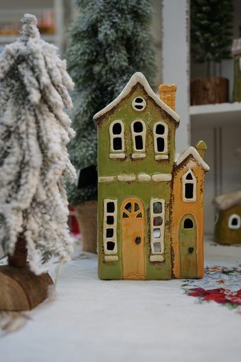 Domek holenderski na T-light groszkowy z kremowym dachem