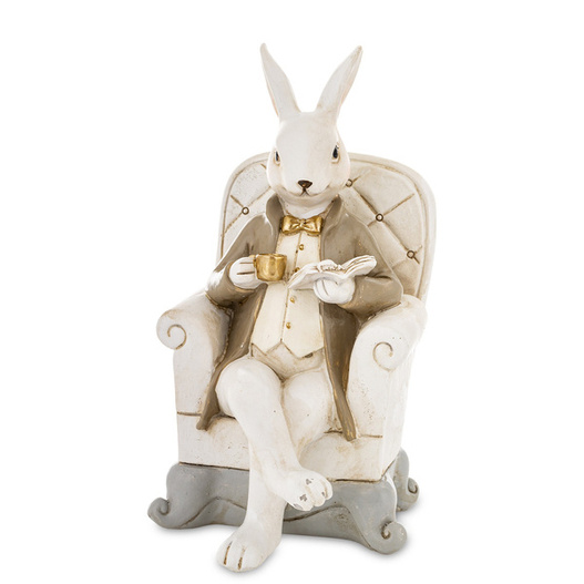 Figurka Królik ON w kremowym fotelu ze złotą filiżanką 18cm