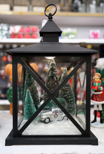 Latarnia czarna scena z autem LED 38cm