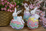 Figurka Królik biały na jajku róż pastel 16,5cm