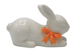 Figurka Króliczek ceramiczny leżący biały z morelową kokardą 11x5x7,5 cm
