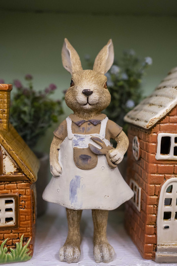 Zając ON/ONA jasny brąz szara sukienka/ogrodniczki 23,5 cm 1 sztuka