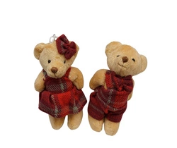 Zawieszka misie pluszowe brązowe, czerwone ubranko w kratkę 2 sztuki