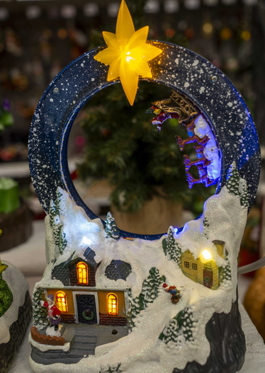 Scenka LED wioska w górach, sanie z Mikołajem w kole 28cm