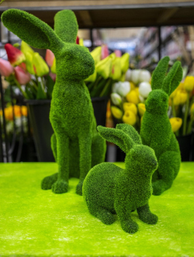 Królik ceramiczny zielony mech 31,5cm odwrócona głowa