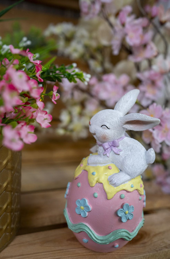 Figurka Królik biały na jajku róż pastel 16,5cm