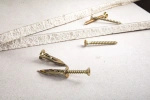 Łącznik metalowy 10,5x30 mm do wbijania do płyt G-K z wkrętem 4x40 mm 25szt