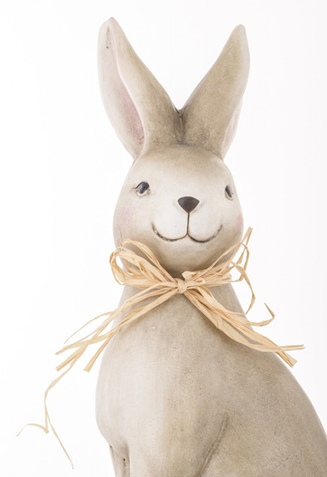 Figurka Zając brązowy siedzący słomiana kokarda 44cm