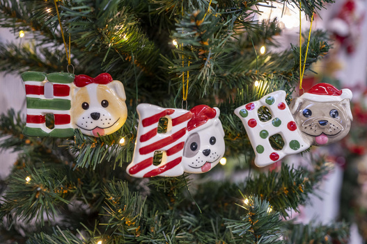 Zawieszka Piesek HO,HO,HO w czerwonej czapce 9x5cm 3wzory