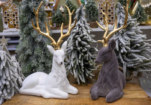 Jeleń aksamitny biały leżący ze złotym porożem 37x25,5 cm