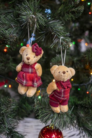 Zawieszka misie pluszowe brązowe, czerwone ubranko w kratkę 2 sztuki