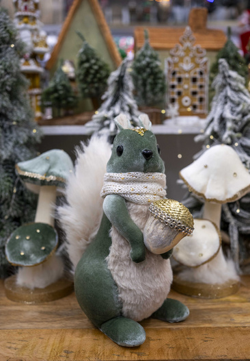 Wiewiórka aksamitna miętowa, złoty żółędź w ręku 27cm