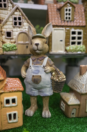 Zając ON/ONA jasny brąz szara sukienka/ogrodniczki 23,5 cm 1 sztuka