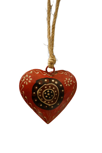 Zawieszka serce metalowe czerwono-czarne z białymi wzorami na jutowym sznurku 10,5 cm