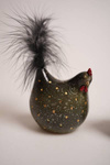 Figurka Kura ciemno zielona w kropki ogon pióra  7cm mix