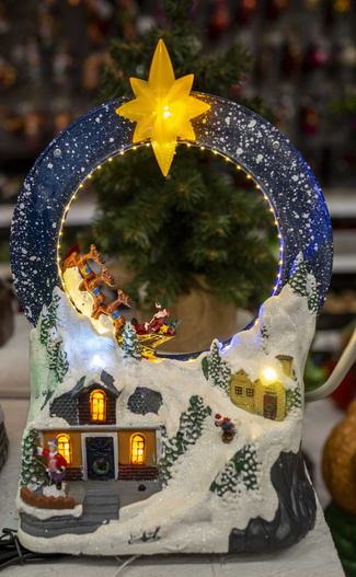 Scenka LED wioska w górach, sanie z Mikołajem w kole 28cm