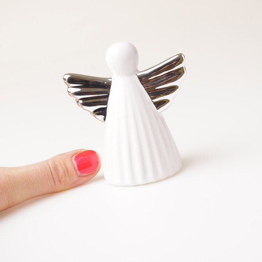 Figurka ceramiczna aniołek ze srebrnymi skrzydłami