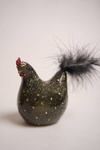 Figurka Kura ciemno zielona w kropki ogon pióra  7cm mix
