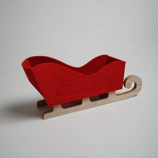 Sanie z czerwonego filcu w śnieżynki 23,5x11,5cm