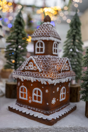 Domek ceramiczny z piernika LED  brąz wieża 26 cm