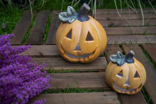 Dynia Halloween jasny pomarańcz z liściem 13cm